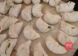 Illustration of how to make leek dumplings 17