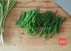 Illustration of how to make noodles with scallion oil 1