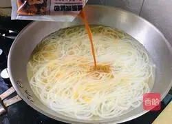 Illustration of how to make snail noodles 4