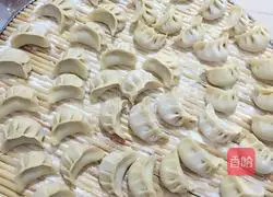 Illustration of how to make cabbage and pork dumplings 10