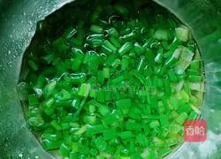 Illustration of how to make chive hand cakes 4