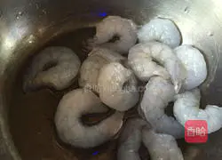 Illustration of how to make three fresh stuffed dumplings 3