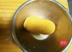 Illustration of how to make hollow sesame pumpkin cake 4