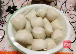 Illustration of how to make white flour steamed buns 19