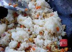 Illustration of how to make bacon and egg fried rice 5