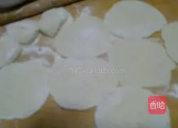 Illustration of how to make tomato and beef buns 8