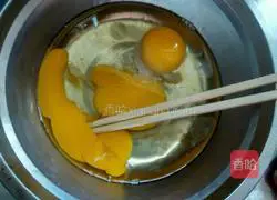 Illustration of how to make leftover rice and egg pancakes 2