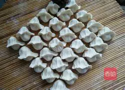 Illustration of how to make cabbage and spicy meat dumplings 12