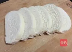 Illustration of how to make golden steamed bun slices 1