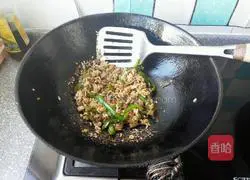 Illustration of how to make green pepper and shredded pork fried rice 9
