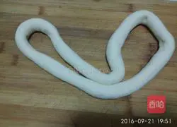 Illustration of how to make fresh meat and water chestnut dumplings 10