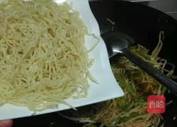 Illustration of how to make fried egg noodles 13