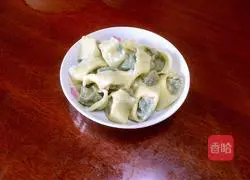 Illustration of how to make wontons stuffed with chives and meat 8