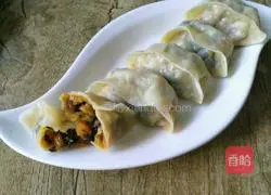 Illustration of how to make cabbage and fungus dumplings 11