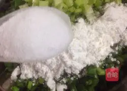 Illustration of how to make leek wontons 3