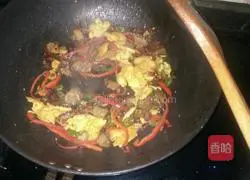 Illustration of how to make fried noodles with shredded pepper and pork slices 9