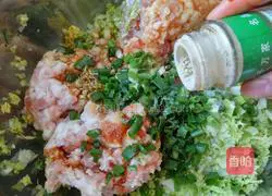 Illustration of how to make dumplings stuffed with baby cabbage 6