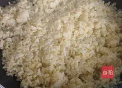 Illustration of how to make golden fried rice 6