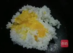 Illustration of how to make egg yolk fried rice 2