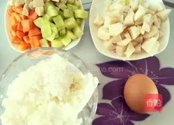 Illustration of how to make fish ball and egg fried rice 1