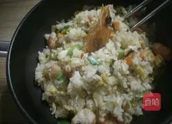 Illustration of how to make shrimp and egg fried rice 9