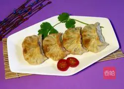 Illustration of how to make pan-fried leek and pork dumplings 7