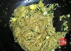 Illustration of how to make fried noodles with eggs 11