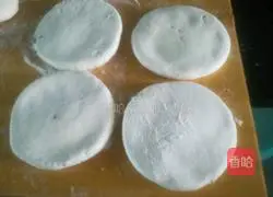 Illustration of making glutinous rice and bean paste cake 12