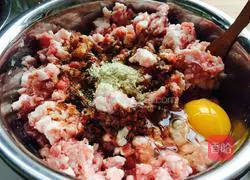 Illustration of how to make green onion and pork buns 5