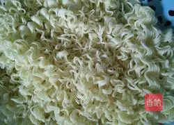 Illustration of how to make three shredded fried noodles 1