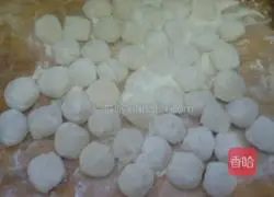 Illustration of how to make three fresh stuffed dumplings 8