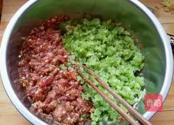 Illustration of how to make beef and celery dumplings 4