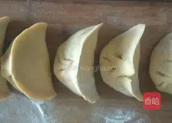 Two mixed with bread...Illustration of how to make leek, egg and shrimp skin filling 13