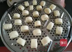 Illustration of how to make milk-flavored steamed buns 8