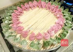 Illustration of how to make colorful wontons 14