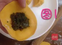 Illustration of how to wrap dumplings 2