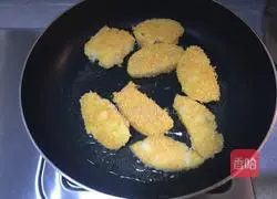 Illustration of how to make golden steamed bun slices 6