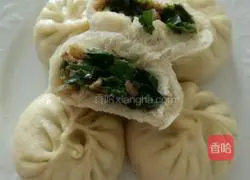 Illustration of how to make steamed buns with sauced meat and chives 11