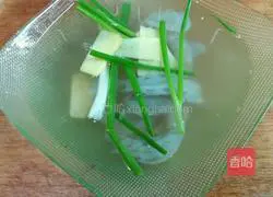 Illustration of how to make Shanghai seafood and shrimp wontons 3