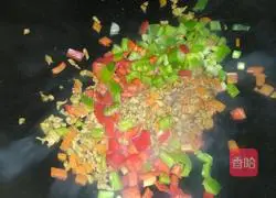 Illustration of how to make three-color egg fried rice 7