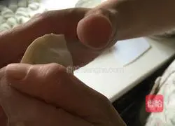 Illustration of how to make dumplings with three delicacies fillings 13