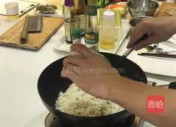 Illustration of how to make fried rice with scallop protein 8