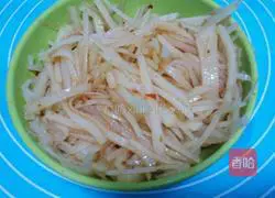 Illustration of how to make shredded potato and egg burritos 11