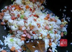 Illustration of how to make colorful fried rice 8