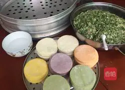 Illustration of how to make five-color leek dumplings 7