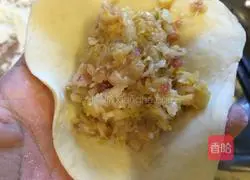 Illustration of how to make pickled cabbage and pork buns 15