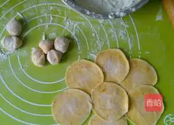Illustration of how to make homemade pumpkin dumpling wrappers 7