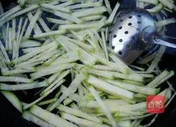 Illustration of how to make zucchini and black fungus dumplings 3