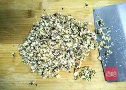 Illustration of how to make wontons stuffed with mushrooms 4