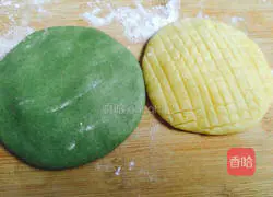 Illustration of how to make glutinous rice and red bean paste sunflower cake 9